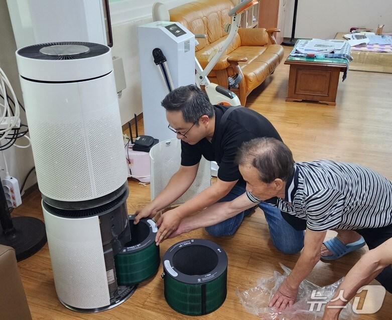본문 이미지 - 울산 동구는 울산사회복지공동모금회와 협력해 지역 경로당 65개소의 공기청정기 필터 교체 사업을 완료했다고 2일 밝혔다.(울산 동구제공. 재판매 및 DB금지)/뉴스1