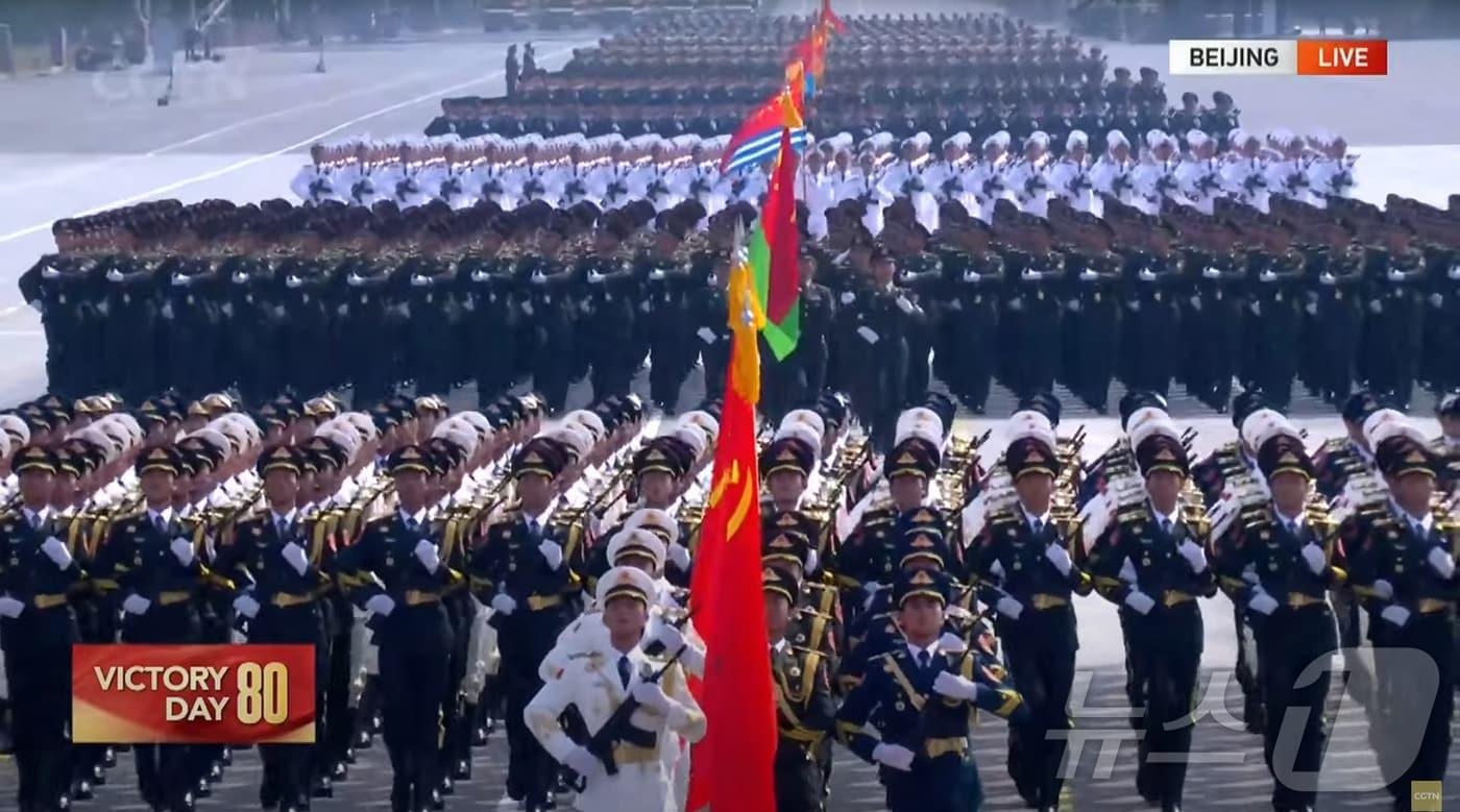 지난 9월 3일 중국 베이징시 톈안먼(천안문) 광장에서 열린 '전승절'(항일전쟁 및 반파시스트 전쟁 승리) 80주년 행사에서 군 장병들이 분열하고 있다. (중국 CGTN 캡처. 재판매 및 DB 금지) 2025.9.3/뉴스1