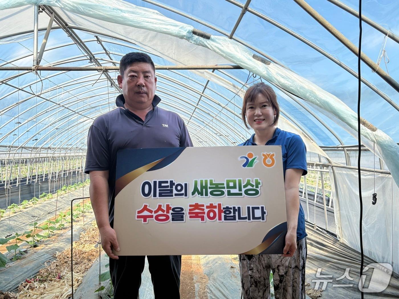 본문 이미지 - 9월 이달의 새농민상에 선정된 춘천강동농협 윤진수·지미자 부부.&#40;농협 강원본부 제공. 재판매 및 DB금지&#41;/뉴스1