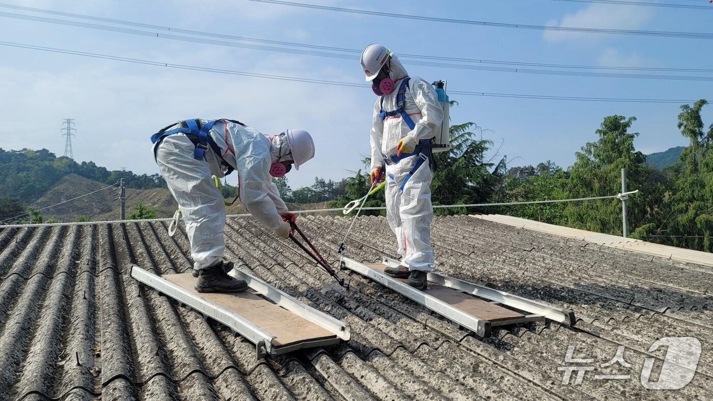 전북 남원시의 한 주택에서 슬레이트 철거 작업이 이뤄지고 있다.&#40;남원시 제공. 재판매 및 DB금지&#41;/뉴스1 