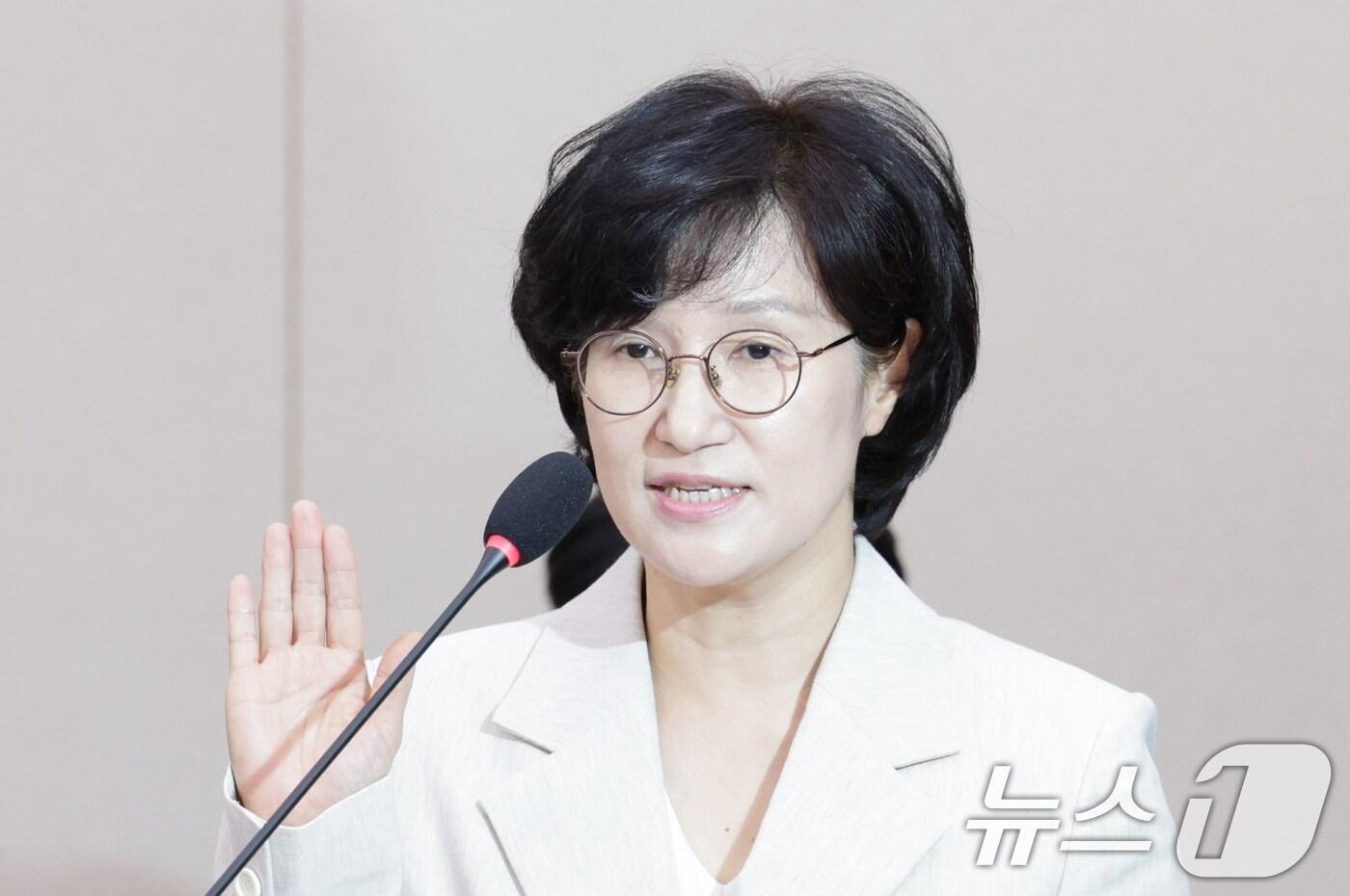 원민경 여성가족부 장관 후보자가 3일 오전 서울 여의도 국회 여성가족위원회에서 열린 인사청문회에서 선서하고 있다. 2025.9.3/뉴스1 ⓒ News1 신웅수 기자