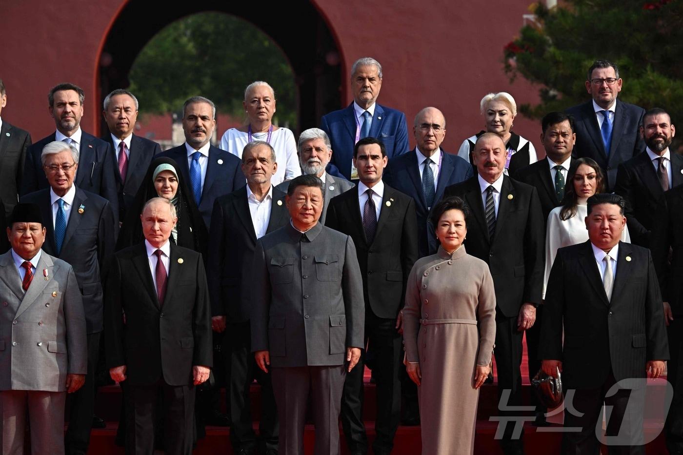 시진핑 중국 국가주석과 김정은 북한 노동당 총비서, 블라디미르 푸틴 러시아 대통령을 비롯한 주요 내빈들이 3일&#40;현지시간&#41; 중국 베이징시 톈안먼&#40;천안문&#41; 광장에서 열린 &#39;전승절&#39;&#40;항일전쟁 및 반파시스트 전쟁 승리&#41; 80주년 행사에서 기념촬영을 하고 있다. ⓒ AFP=뉴스1 ⓒ News1  