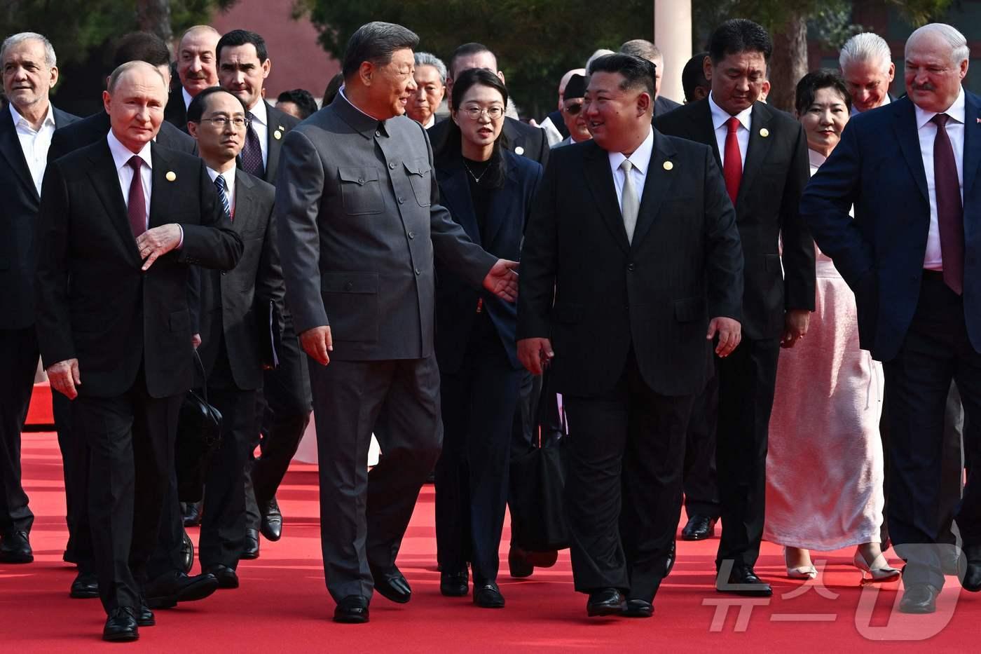 시진핑 중국 국가주석이 김정은 북한 노동당 총비서, 블라디미르 푸틴 러시아 대통령과 3일&#40;현지시간&#41; 중국 베이징 톈안먼 행사장에서 중국 전승절 80주년 기념 열병식으로 관람하기 위해 망루에 이동하고 있다. 2025.09.03 ⓒ AFP=뉴스1 ⓒ News1 최종일 선임기자