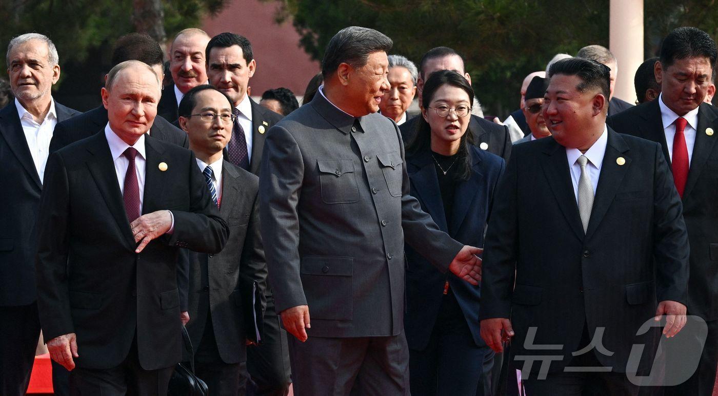 시진핑 중국 국가주석과 김정은 북한 노동당 총비서, 블라디미르 푸틴 러시아 대통령을 비롯한 주요 내빈들이 지난 9월 3일&#40;현지시간&#41; 중국 베이징시 톈안먼&#40;천안문&#41; 광장에서 열린 &#39;전승절&#39;&#40;항일전쟁 및 반파시스트 전쟁 승리&#41; 80주년 행사에 참석하고 있다. 2025.09.03 ⓒ AFP=뉴스1 ⓒ News1 송원영 기자