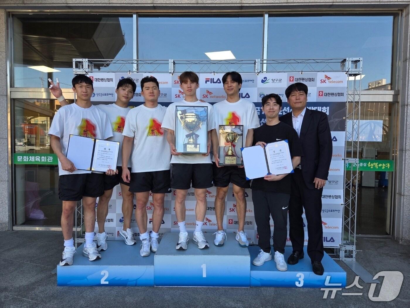 본문 이미지 - '제30회 김창환배전국남·녀펜싱선수권대회 겸 국가대표선수 선발대회'서 단체전 우승을 차지한 광주시청 펜싱팀.(광주시 제공) 3위 차지!