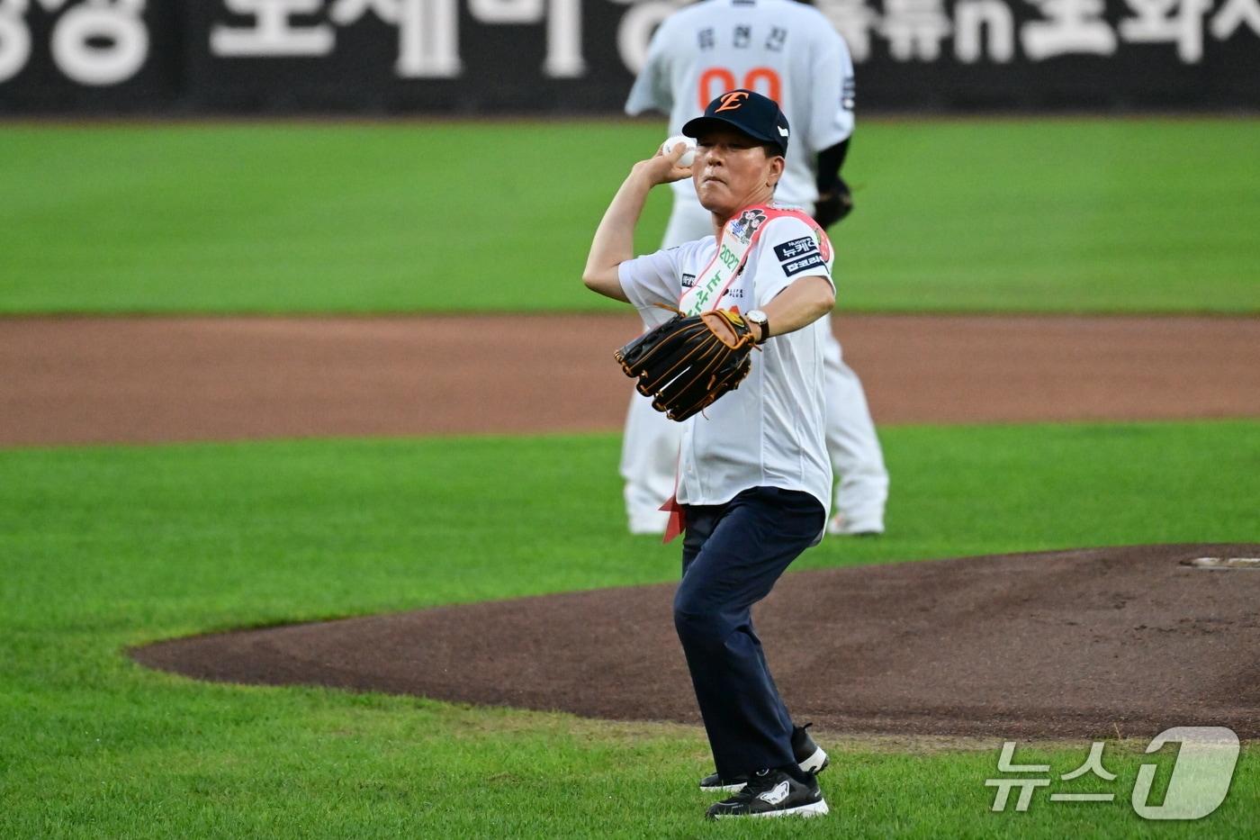 백성현 논산시장 시구 행사 (논산시 제공. 재판매 및 DB금지)/뉴스1 