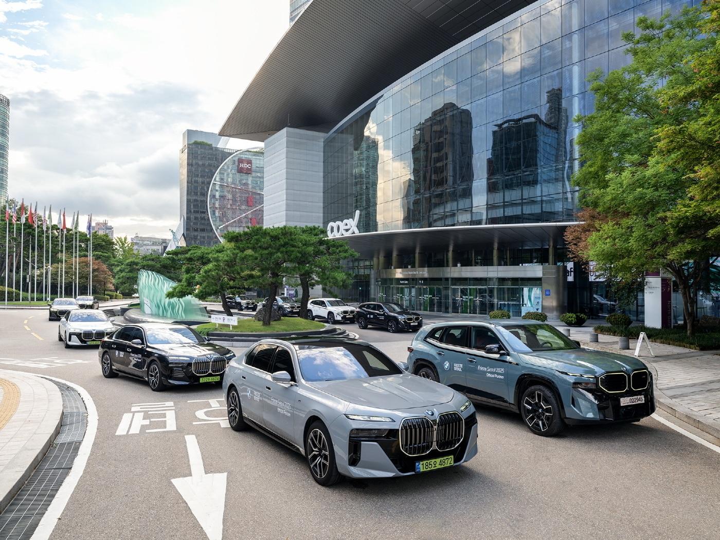 본문 이미지 - 3일 세계적인 아트페어 '프리즈 서울 2025'이 열리는 서울 강남 코엑스 앞에 BMW코리아가 운영하는 VIP 의전 차량이 대기하고 있다(BMW코리아 제공). 2025.09.03.