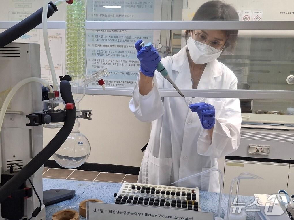 본문 이미지 - 남해지방해양경찰청 분석팀이 해상유출 기름을 조사하고 있다.(남해해경청 제공. 재판매 및 DB 금지)