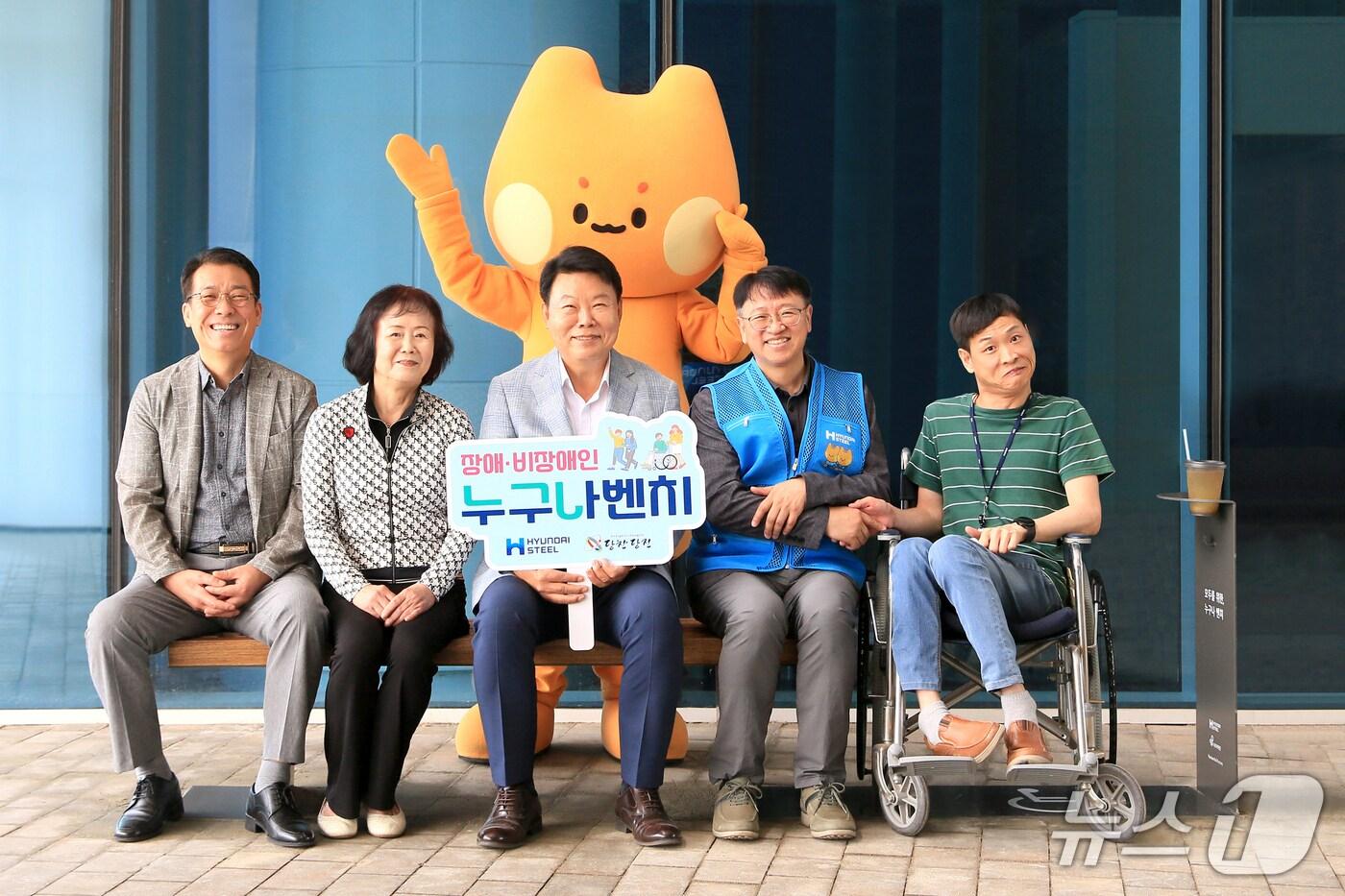 현대제철이 지난 2일 당진시청에서 '누구나 벤치' 기증식을 열고 관계자들과 기념촬영을 한 모습. 왼쪽 세번째부터 오성환 당진시장, 박천탁 현대제철 실장(현대제철 제공) 2025.9.3/뉴스1