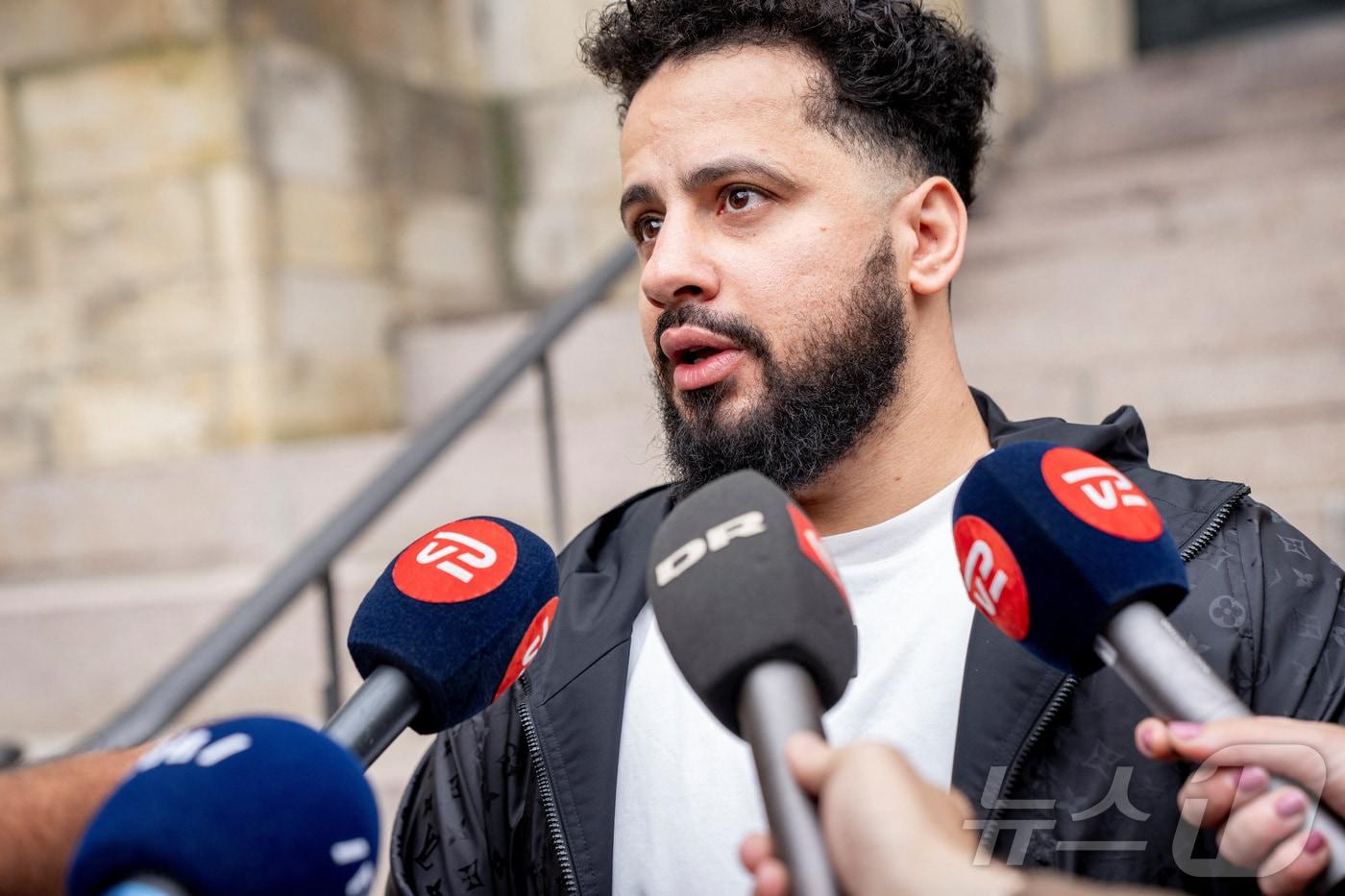 2일(현지시간) 덴마크 코펜하겐에 있는 덴마크 대법원 앞에서 정보당국 첩보원으로 극단주의 무장세력 이슬람국가(IS)에 잠입했던 시리아계 덴마크인 첩보원 아흐메드 삼삼(35)이 판결 직후 기자들에게 질문을 받고 있다. 2025.9.3. ⓒ 로이터=뉴스1 ⓒ News1 심서현 기자