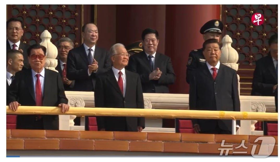 본문 이미지 - 중국 베이징 톈안먼 일대에서 3일 열린 제2차 세계대전 승전 80주년 기념 열병식 행사에 참석한 중국 원로들. CCTV 화면 캡처