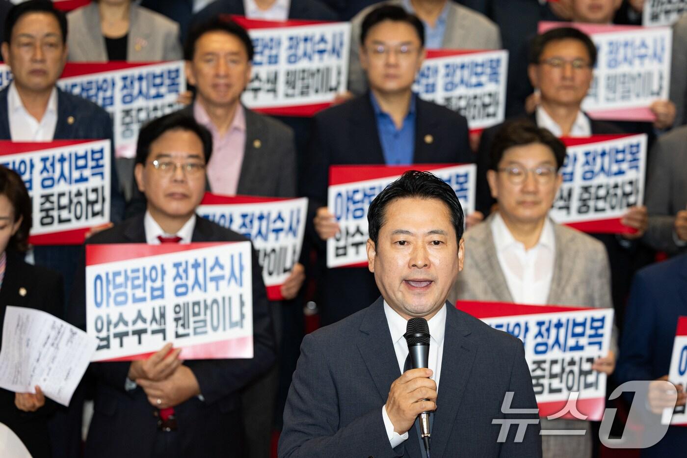 장동혁 국민의힘 대표가 3일 서울 여의도 국회 로텐더홀에서 내란특검의 압수수색 시도와 관련 긴급 규탄대회를 열고 규탄사를 하고 있다. 2025.9.3/뉴스1 ⓒ News1 유승관 기자