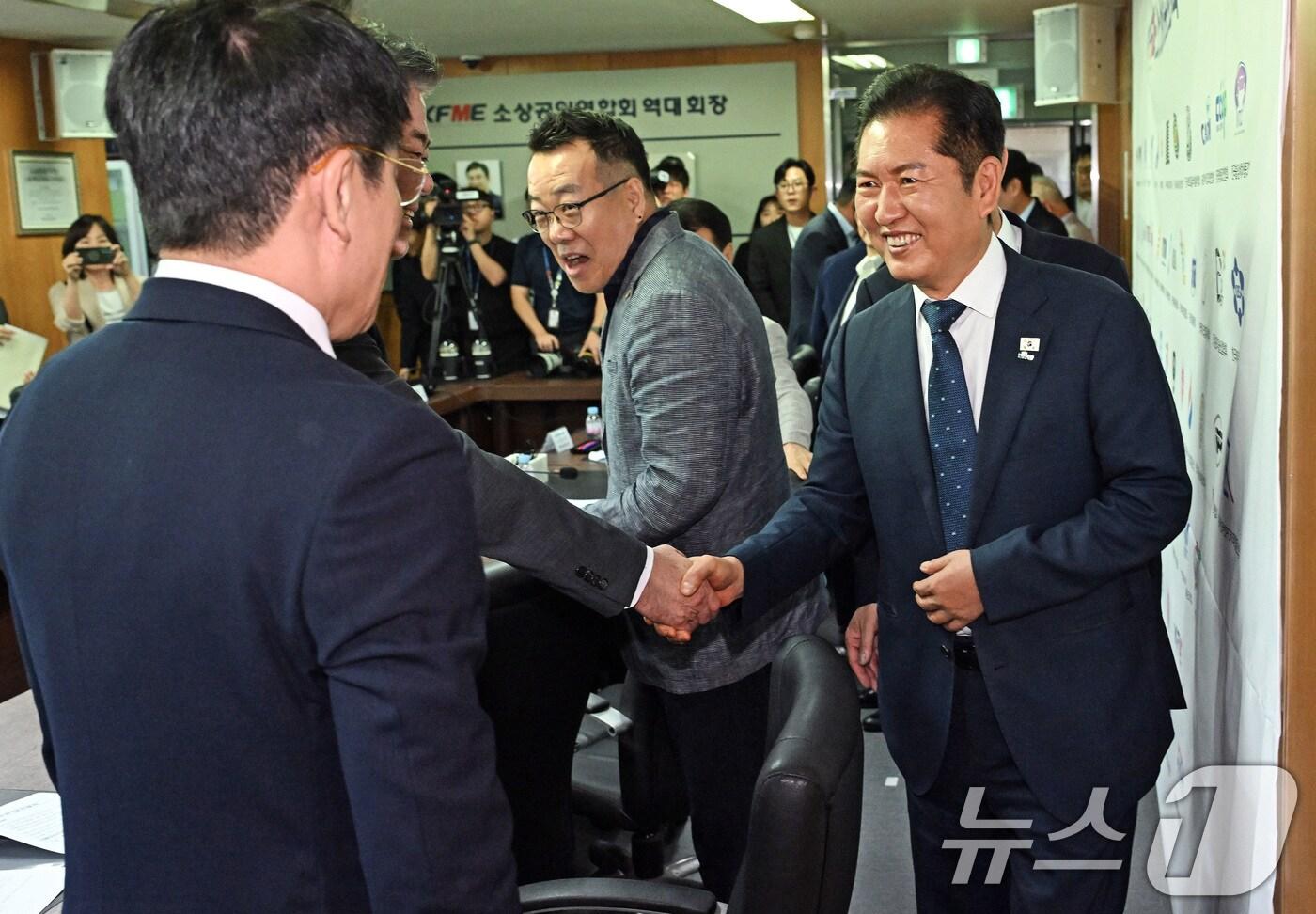 정청래 더불어민주당 대표가 3일 서울 여의도 소상공인연합회에서 열린 정책간담회에서 참석자들과 인사하고 있다. 2025.9.3/뉴스1 ⓒ News1 국회사진기자단