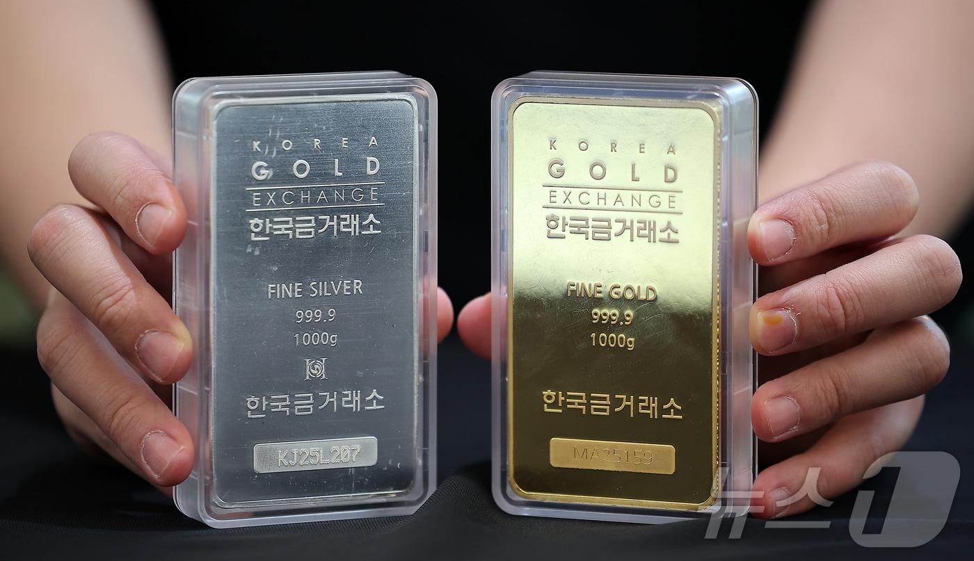 금과 은 가격이 급등세를 보인 지난달 3일 서울 종로구 한국금거래소에서 관계자가 골드바와 실버바를 내보이고 있다.2025.9.3/뉴스1 ⓒ News1 김진환 기자