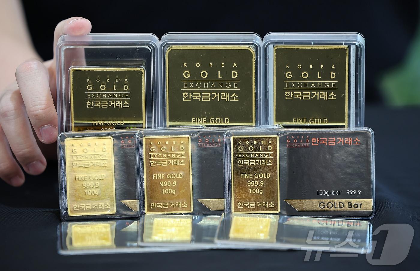 금과 은 가격이 급등세를 보이는 3일 서울 종로구 한국금거래소에서 관계자가 골드바를 내보이고 있다.  2025.9.3/뉴스1 ⓒ News1 김진환 기자