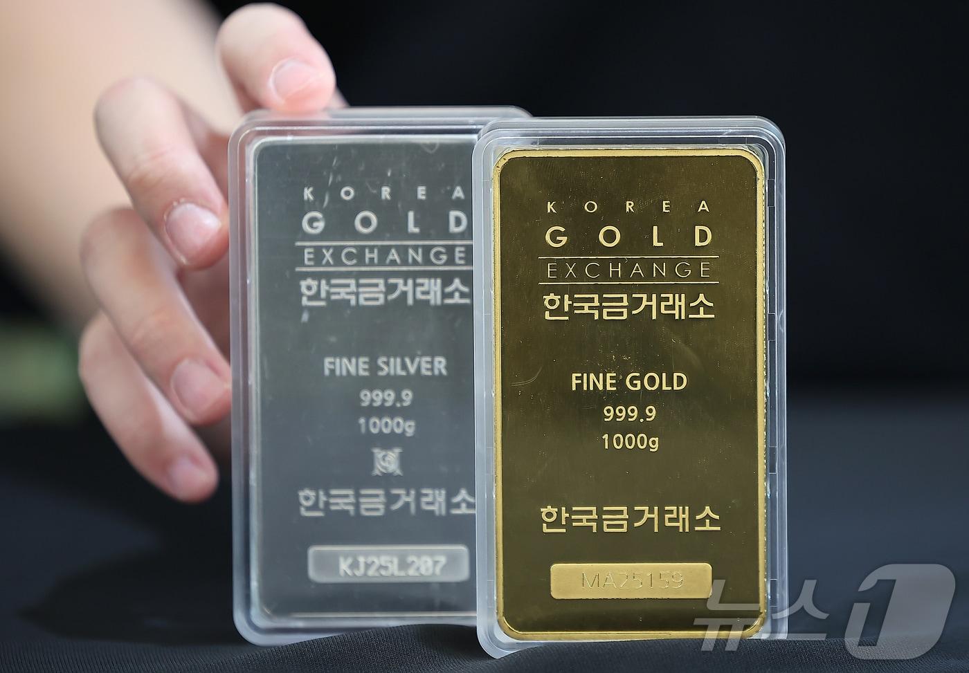 금과 은 가격이 급등세를 보이는 3일 서울 종로구 한국금거래소에서 관계자가 골드바와 실버바를 내보이고 있다. ⓒ News1 김진환 기자