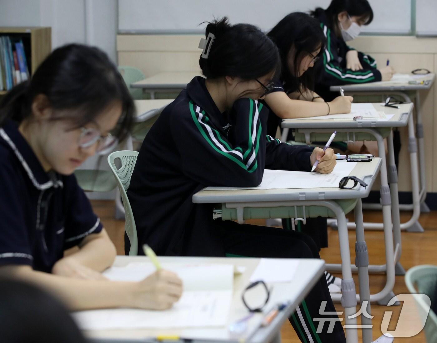본문 이미지 - 2026학년도 대학수학능력시험 9월 모의평가가 치러진 3일 부산 금정구 부산사대부고 3학년 교실에서 수험생들이 문제를 풀고 있다. ⓒ News1 윤일지 기자