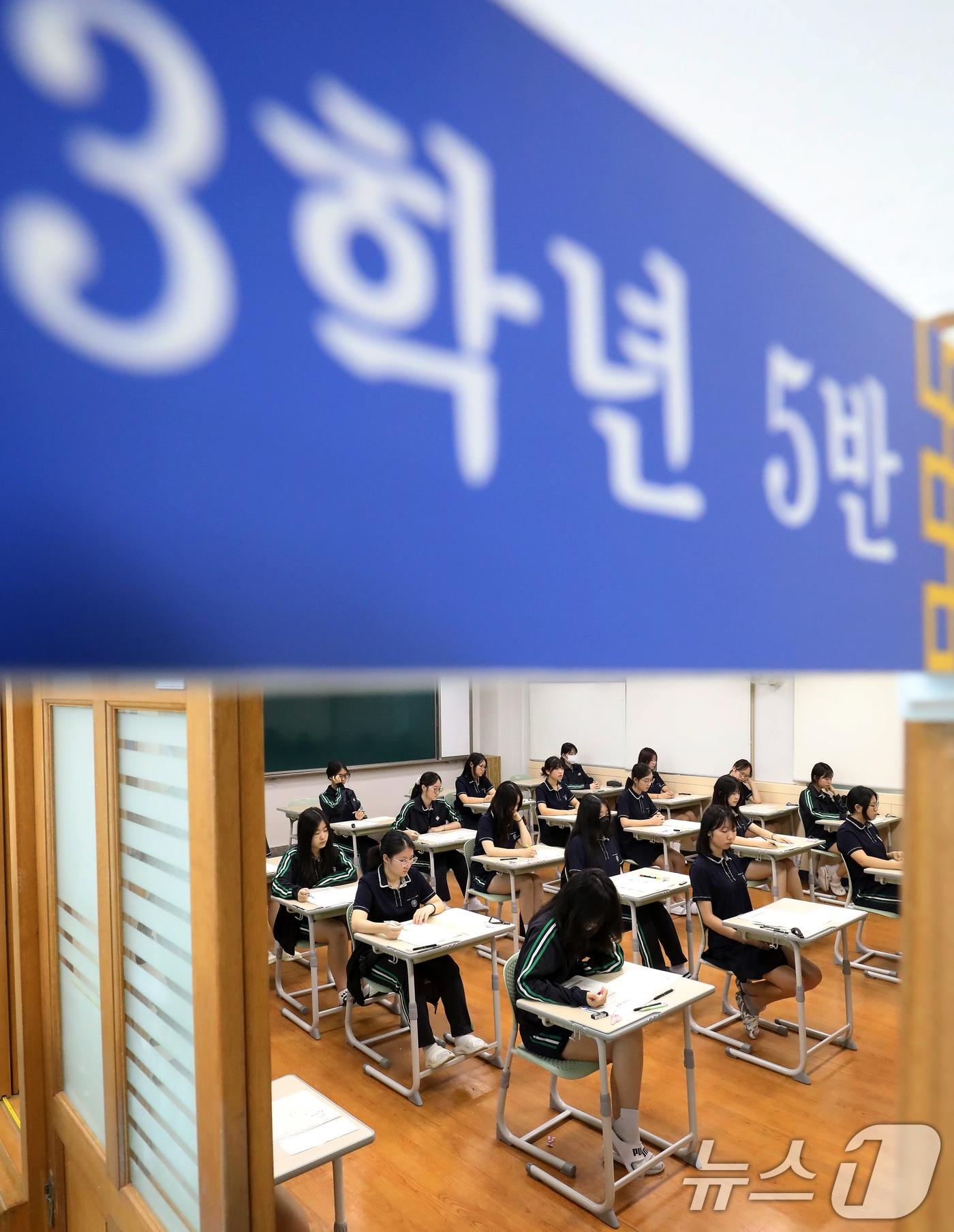 본문 이미지 - 2026학년도 대학수학능력시험 9월 모의평가가 치러진 3일 부산 금정구 부산사대부고 3학년 교실에서 수험생들이 문제를 풀고 있다. 2025.9.3/뉴스1 ⓒ News1 윤일지 기자