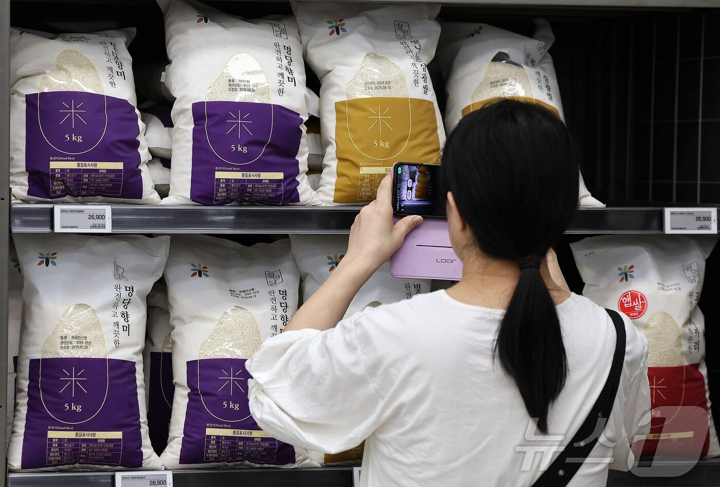 쌀 소매가격이 심리적 마지노선이라는 20㎏당 평균 6만원을 돌파했다. 3일 한국농수산식품유통공사 집계에 따르면 전날 쌀 20㎏ 평균 소매가격은 6만294원으로 작년보다 17.2% 상승했다. 평년보다도 14% 비싸다. 사진은 이날 서울 시내 한 대형마트를 찾은 외국인 관광객이 쌀을 고르는 모습. 2025.9.3/뉴스1 ⓒ News1 김진환 기자