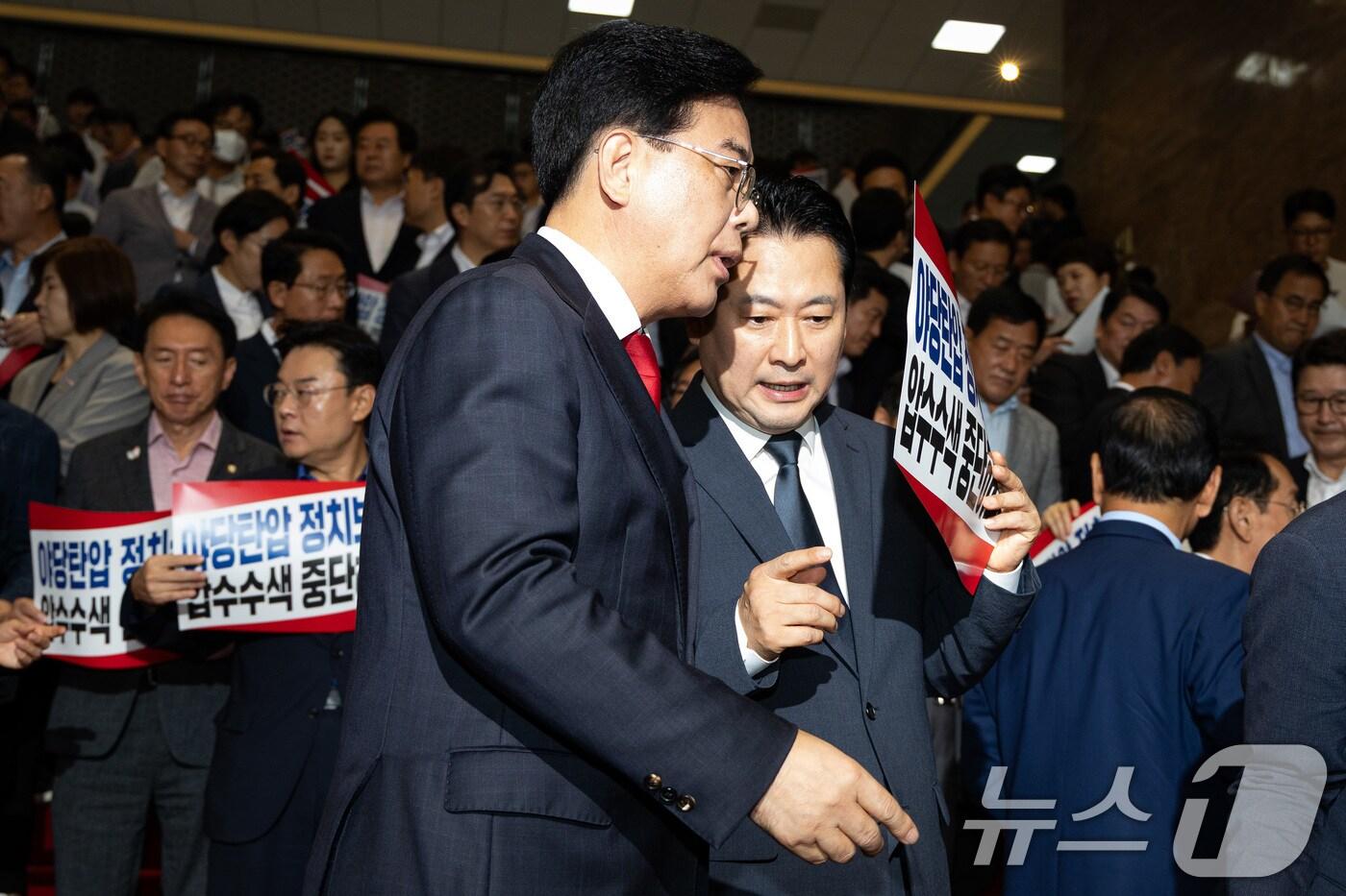 장동혁 국민의힘 대표와 송언석 원내대표가 3일 서울 여의도 국회 로텐더홀에서 내란특검의 압수수색 시도와 관련 긴급 규탄대회를 마친 후 대화를 나누고 있다. 2025.9.3/뉴스1 ⓒ News1 유승관 기자