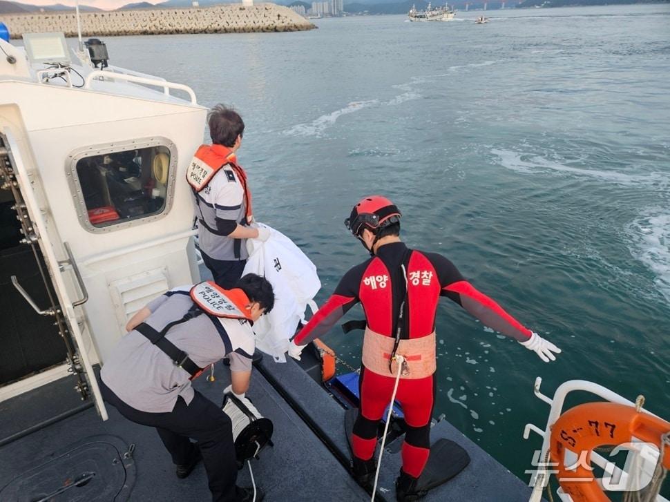 본문 이미지 - 3일 오전 전남 완도군 남방파제 인근에서 발견된 변사자 수습을 위해 준비하고 있는 해경의 모습.(완도해경 제공. 재판매 및 DB 금지)