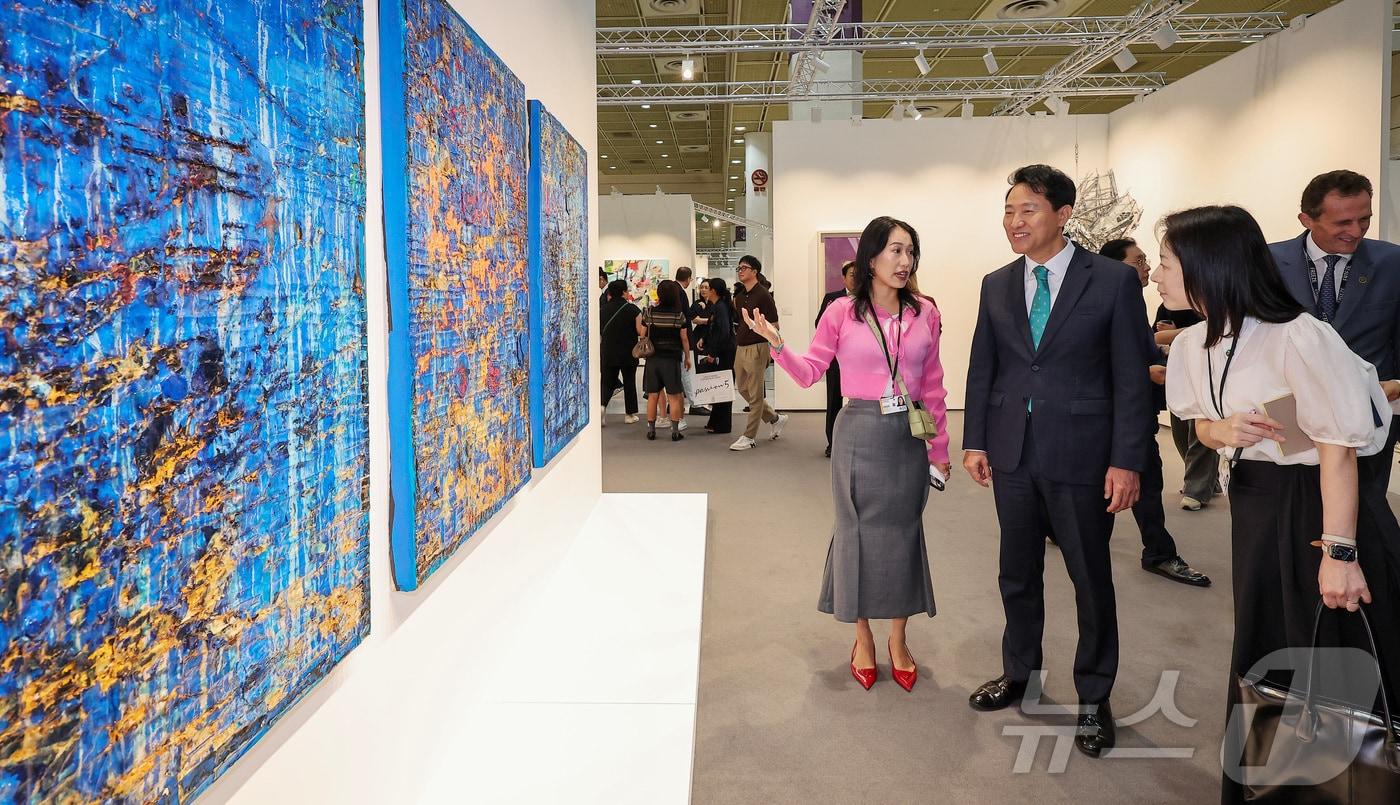 3일 서울 강남구 코엑스에서 열린 &#39;프리즈 서울 2025&#39; VIP 프리뷰 데이에서 오세훈 서울 시장이 62억 원에 판매된 마크 브래드포드의 작품을 관람하고 있다. 2025.9.3/뉴스1 ⓒ News1 김성진 기자