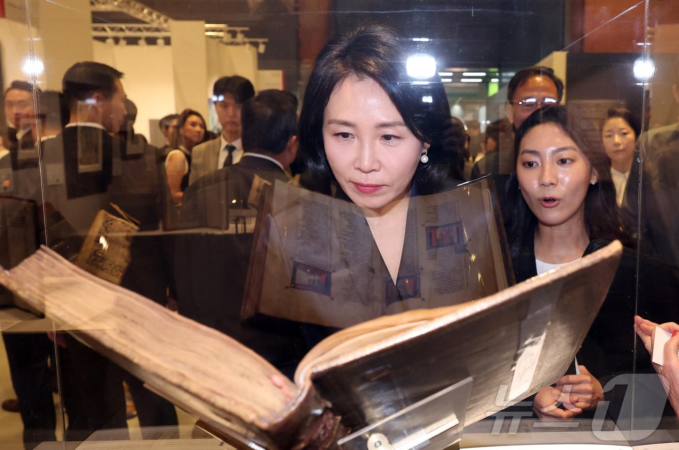 이재명 대통령의 부인 김혜경 여사가 3일 서울 강남구 코엑스에서 열린 &#39;프리즈 서울 2025&#39; VIP 프리뷰 데이를 찾아 작품들을 관람하고 있다. 2025.9.3/뉴스1 ⓒ News1 김성진 기자