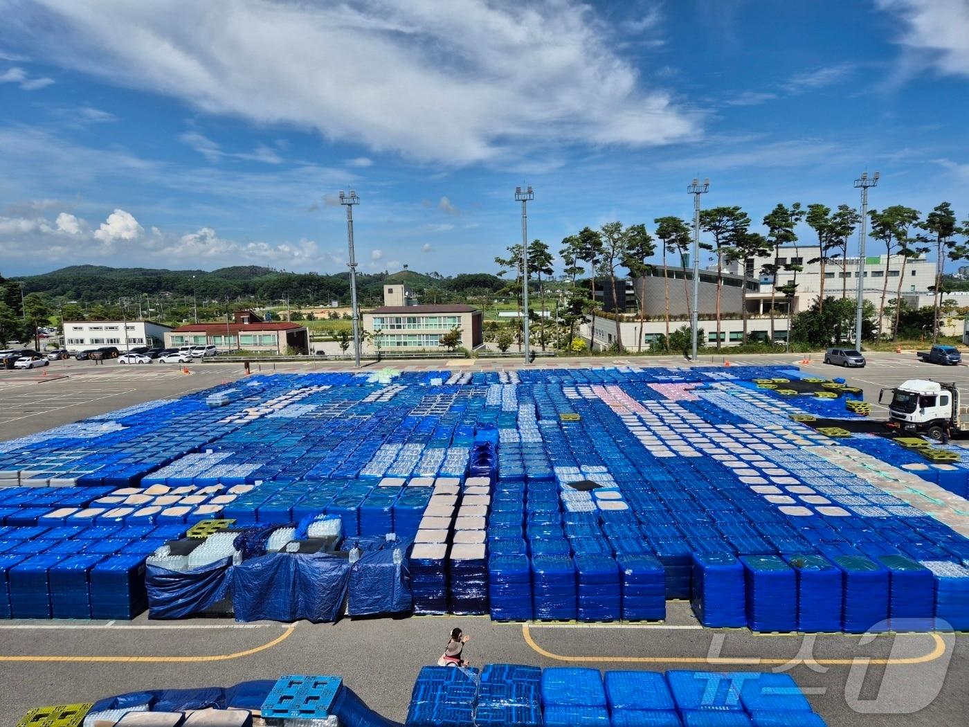 본문 이미지 - 극심한 가뭄으로 재난사태가 선포된 강원 강릉을 돕기위해 전국 각지에서 보내온 생수가 3일 강릉아레나 주차장에 가득 쌓여있다. 2025.9.3/뉴스1 ⓒ News1 윤왕근 기자