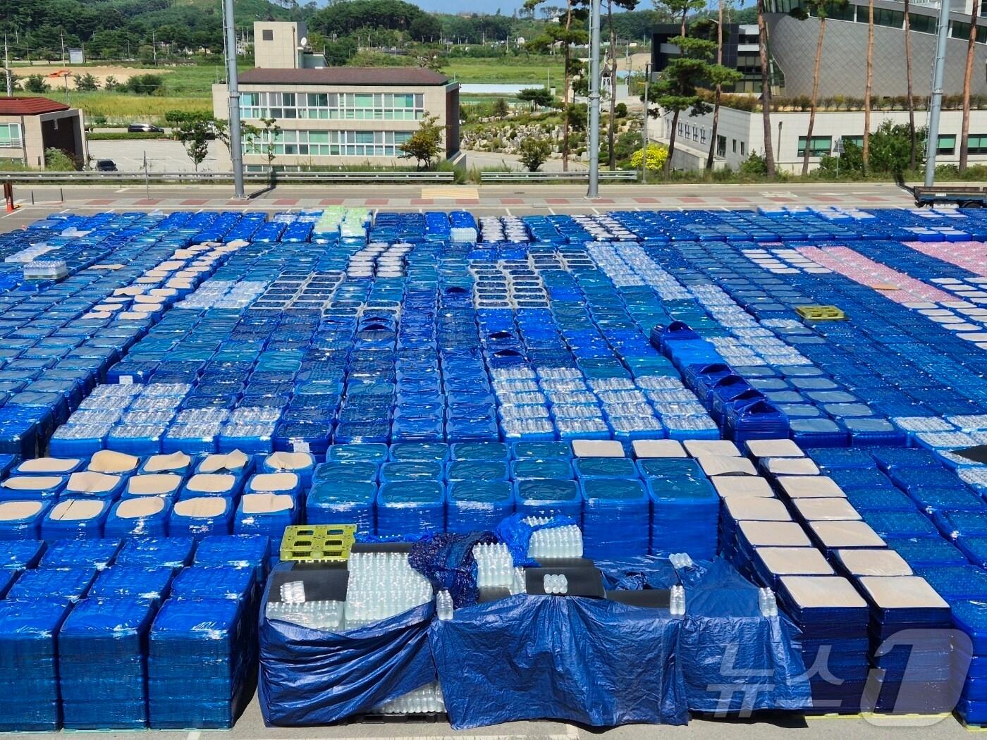 본문 이미지 - 극심한 가뭄으로 재난사태가 선포된 강원 강릉을 돕기위해 전국 각지에서 보내온 생수가 3일 강릉아레나 주차장에 가득 쌓여있다. 시는 이날 기준 2L 짜리 105만3774병, 500mL 93만8750병 등 총 199만병을 확보한 상태다. 확보된 생수는 읍·면·동 5개 권역으로 옮긴 뒤 전 시민에게 배부된다. 시민 1명당 받을 수 있는 생수는 1일 2L씩 총 6일 사용 가능한 12L다. 2025.9.3/뉴스1 ⓒ News1 윤왕근 기자