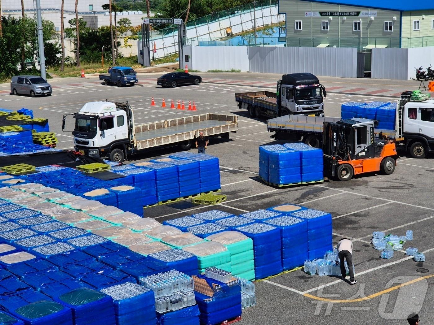 본문 이미지 - 극심한 가뭄으로 재난사태가 선포된 강원 강릉을 돕기위해 전국 각지에서 보내온 생수가 3일 강릉아레나 주차장에 가득 쌓여있다. 시는 이날 기준 2L 짜리 105만3774병, 500mL 93만8750병 등 총 199만병을 확보한 상태다. 확보된 생수는 읍·면·동 5개 권역으로 옮긴 뒤 전 시민에게 배부된다. 시민 1명당 받을 수 있는 생수는 1일 2L씩 총 6일 사용 가능한 12L다. 2025.9.3/뉴스1 ⓒ News1 윤왕근 기자