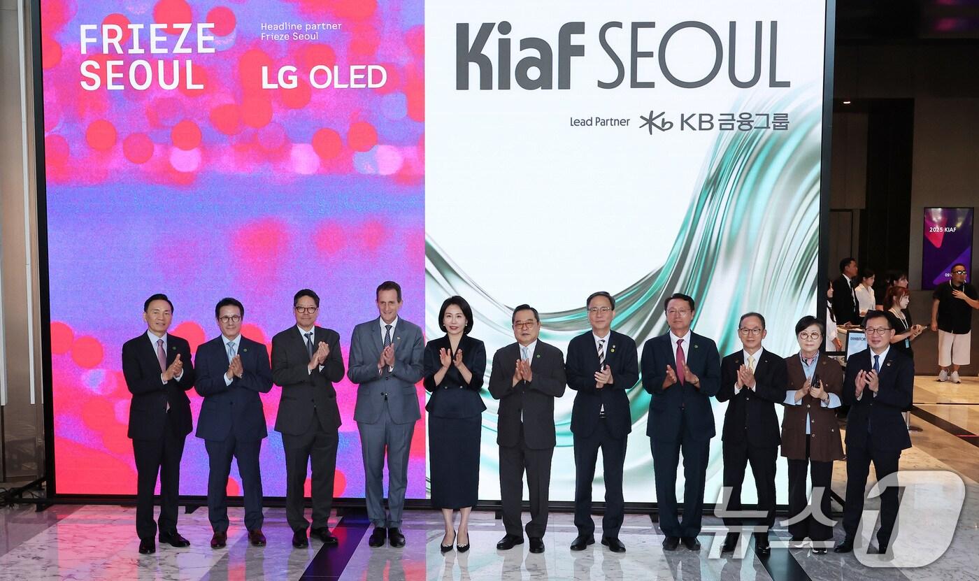 이재명 대통령의 부인 김혜경 여사&#40;왼쪽에서 다섯번째&#41;가 3일 서울 강남구 코엑스에서 열린 &#39;키아프·프리즈 서울 2025&#39; 개막식에서 관계자들과 긴며촬영을 하고 있다. 왼쪽부터 조성명 강남구청장, 정병국 한국문화예술위원회 위원장, 패트릭 리 프리즈 서울 대표, 사이먼 폭스 프리즈 CEO, 김 여사, 구자열 키아프 조직위원장, 김영수 문화체육관광부 차관, 사단법인 한국화랑협회 이성훈 회장, 양종희 KB금융그룹 회장, 김성희 국립현대미술관장, 조상현 코엑스 사장. 2025.9.3/뉴스1 ⓒ News1 김성진 기자