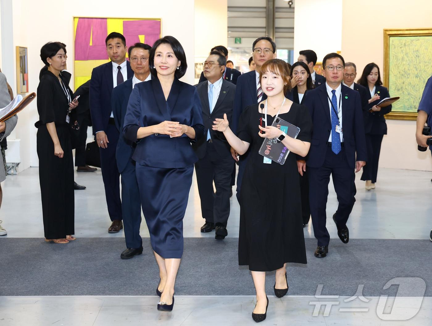 본문 이미지 - 이재명 대통령 부인 김혜경 여사가 3일 서울 강남구 코엑스에서 열린 국내최대 아트페어 &#39;키아프 서울&#40;Kiaf SEOUL&#41;&#39;을 찾아 전시를 둘러보고 있다. &#40;공동취재&#41; 2025.9.3/뉴스1 ⓒ News1 김성진 기자