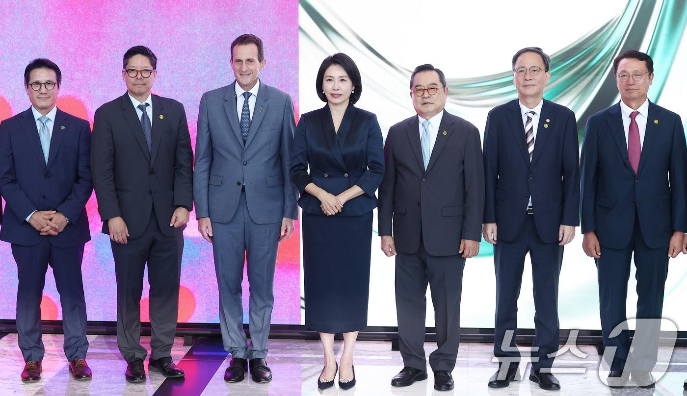 이재명 대통령의 부인 김혜경 여사&#40;가운데&#41;가 3일 서울 강남구 코엑스에서 열린 &#39;키아프·프리즈 서울 2025&#39; 개막식에서 관계자들과 기념촬영을 하고 있다. 2025.9.3/뉴스1 ⓒ News1 김성진 기자