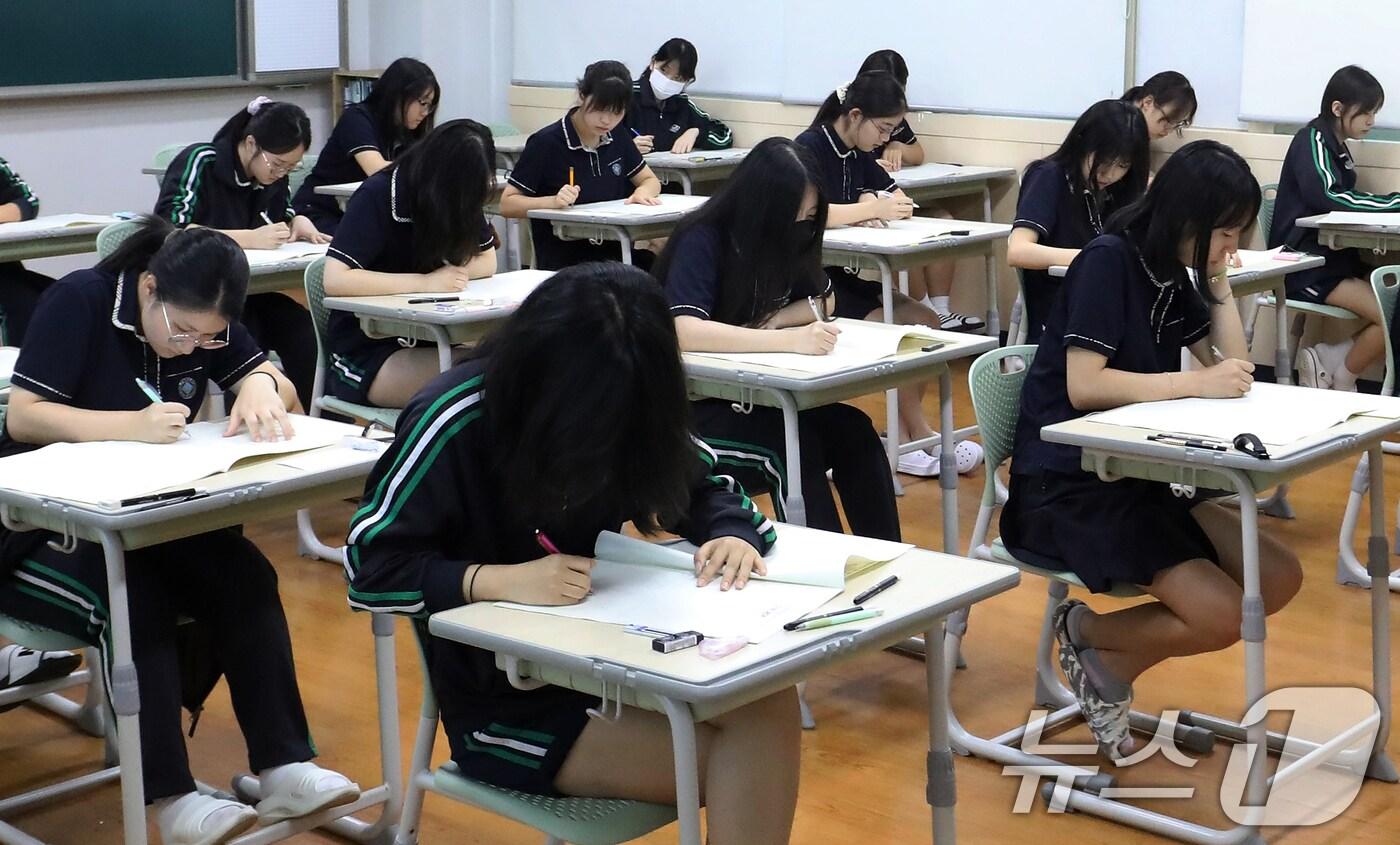 수험생들이 시험 문제를 풀고 있다. ⓒ News1 윤일지 기자