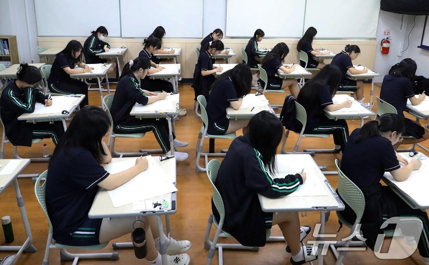 2026학년도 대학수학능력시험 9월 모의평가가 치러진 지난 3일 부산 금정구 부산사대부고 3학년 교실에서 수험생들이 시험 문제를 풀고 있다. 2025.9.3/뉴스1 ⓒ News1 윤일지 기자