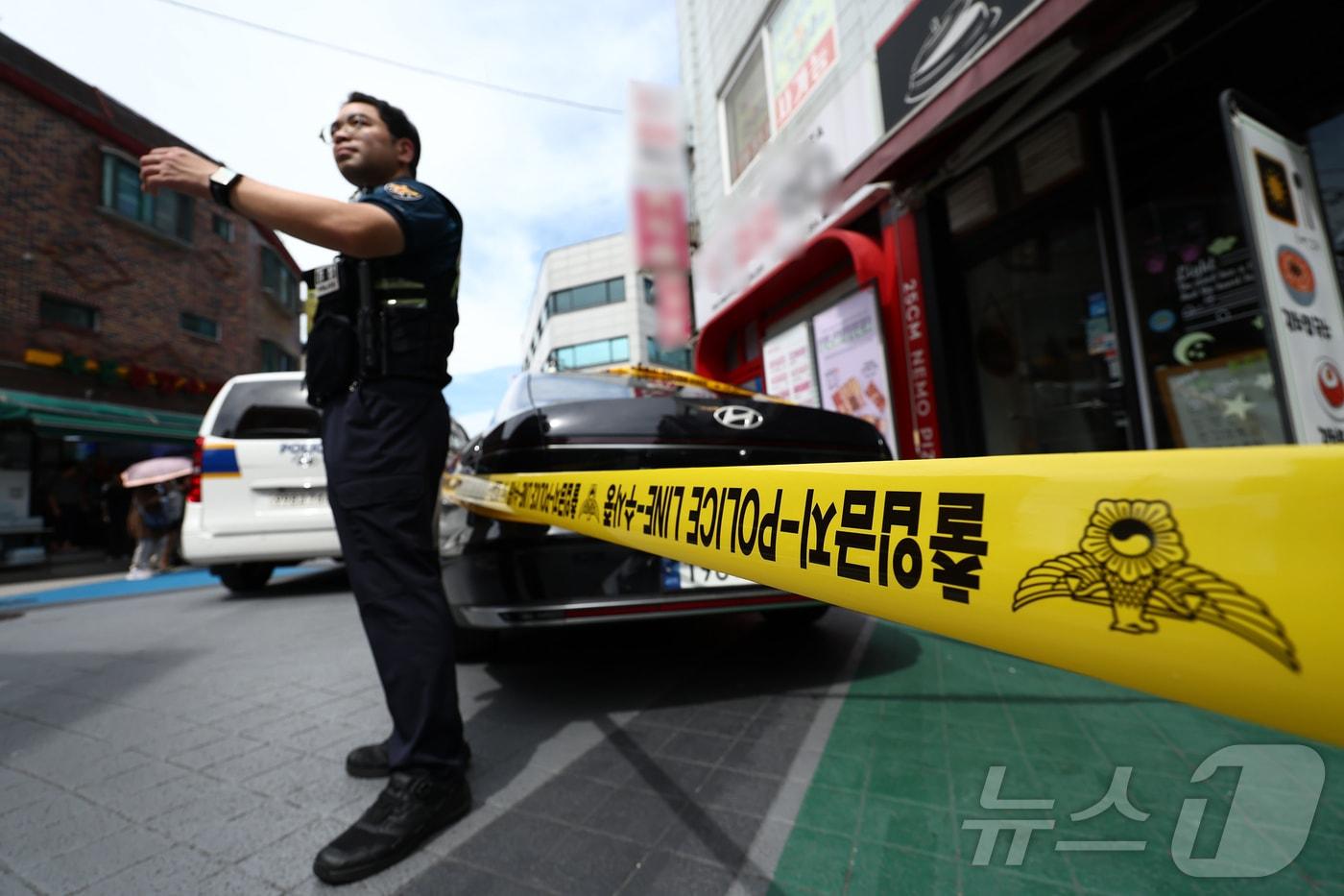 본문 이미지 - 지난 3일 흉기 살인 사건이 발생한 서울 관악구 조원동의 한 주택가에서 경찰들이 현장을 통제하고 있다.  2025.9.3/뉴스1 ⓒ News1 김민지 기자