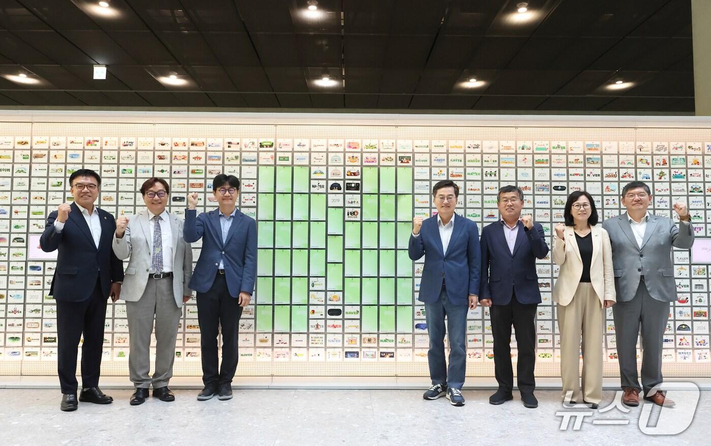 3일 오전 네이버 1784에서 열린 2025년 제2차 경기도 기후위기대응위원회 전체회의에서 김동연 경기도지사와 기후위기대응위원회 위원들과 함께 기념촬영을 하고 있다.&#40;경기도 제공. 재판매 및 DB금지&#41;