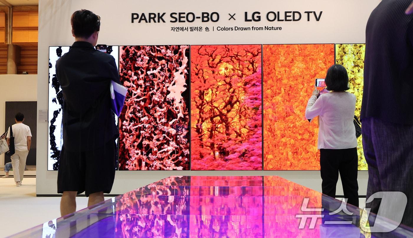 3일 서울 강남구 코엑스에서 열린 글로벌 아트페어 &#39;프리즈 서울 2025&#39; VIP 프리뷰 데이를 찾은 관람객들이 전시장을 둘러보고 있다. 올해로 4회째를 맞는 프리즈 서울은 30여 개국 120개 이상의 갤러리가 참가해 아시아 미술 시장의 허브로서 입지를 다진다. &#39;프리즈 마스터스&#39;와 &#39;포커스 아시아&#39; 등 주요 섹션을 통해 페어의 깊이와 다양성을 보여준다. 2025.9.3/뉴스1 ⓒ News1 김성진 기자