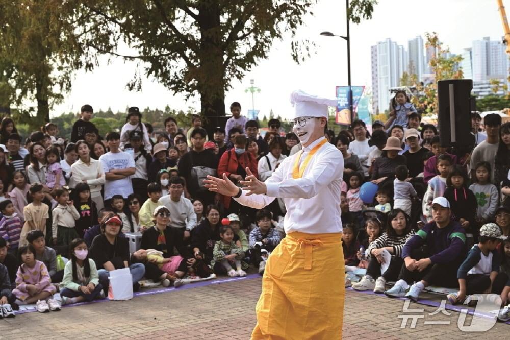 본문 이미지 - 2024 고양호수예술축제 길거리 공연 모습. (고양소식 제공, 재판매 및 DB금지)