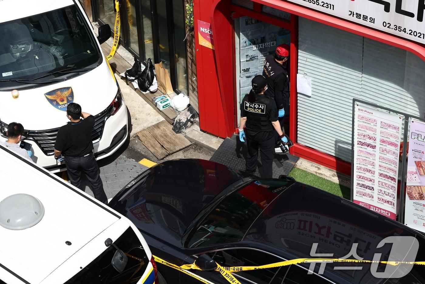 3일 흉기난동 사건이 발생한 서울 관악구 신림동의 한 주택가에서 경찰 과학수사대가 현장을 조사하고 있다. ⓒ News1 김민지 기자