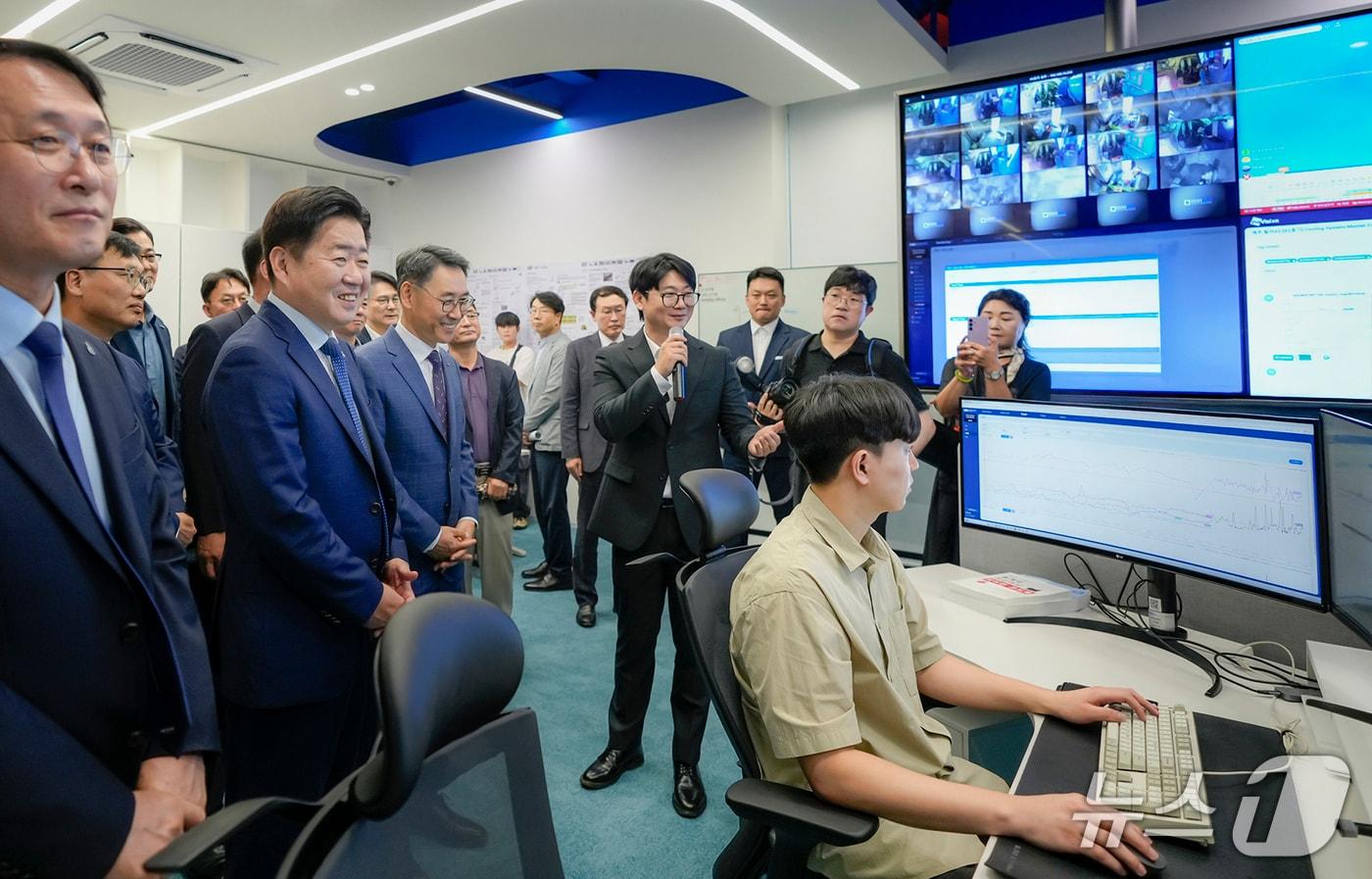 오영훈 제주특별자치도 도지사(앞줄 왼쪽에서 두 번째)와 정연인 두산에너빌리티 부회장(앞줄 왼쪽에서 세 번째) 등 행사 주요 관계자들이 3일 두산윈드파워센터 내부를 둘러보고 있다. (사진제공 = 두산에너빌리티) 