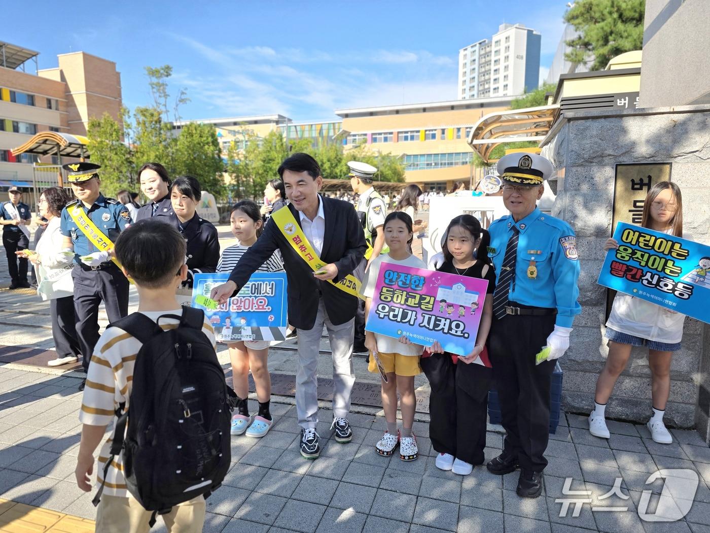 본문 이미지 - 민관 합동 어린이 교통안전 캠페인.&#40;강원도 제공. 재판매 및 DB금지&#41;/뉴스1