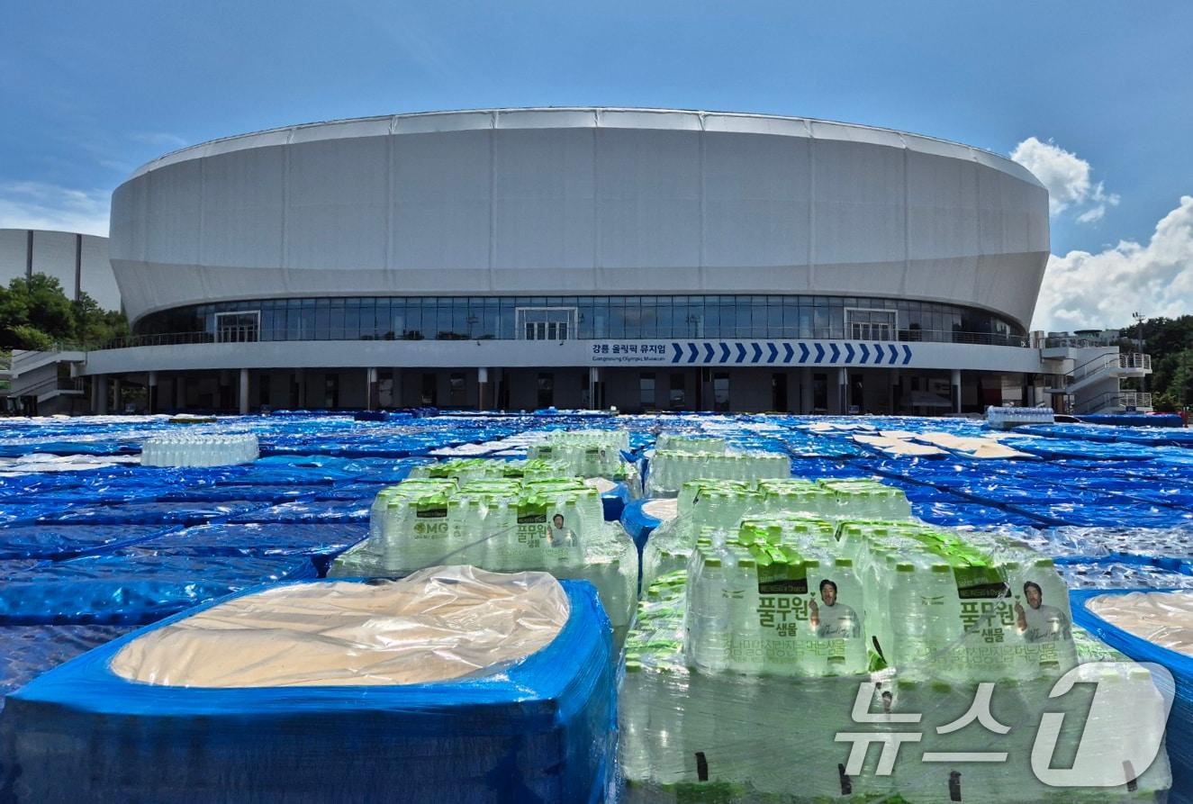 본문 이미지 - 극심한 가뭄으로 재난사태가 선포된 강원 강릉을 돕기위해 전국 각지에서 보내온 생수가 강릉아레나 주차장에 가득 쌓여있다. &#40;뉴스1 DB&#41; ⓒ News1 윤왕근 기자