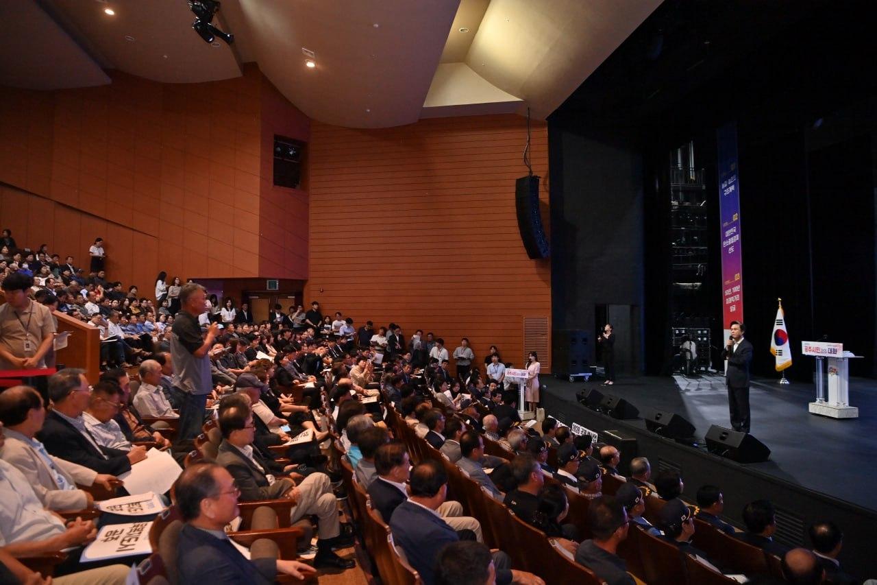 본문 이미지 - 연단에 선 김태흠 지사가 공주 시민과의 대화에 나서고 있다.(충남도 제공. 재판매 및 DB금지)/뉴스1