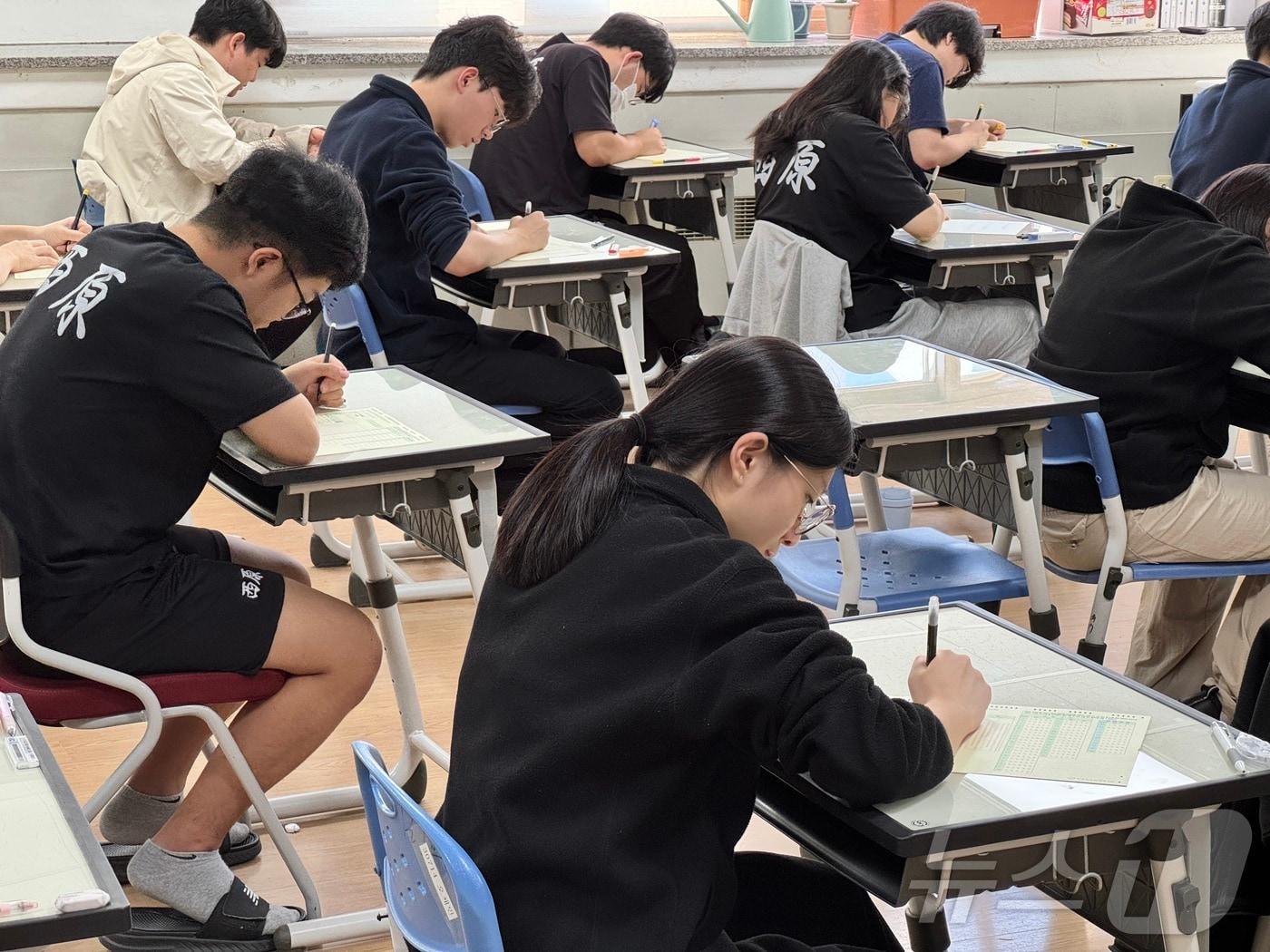 본문 이미지 - 2026학년도 대학수학능력시험 9월 모의평가를 치르는 학생들.&#40;충북교육청 제공. 재판매 및 DB금지&#41;/뉴스1 