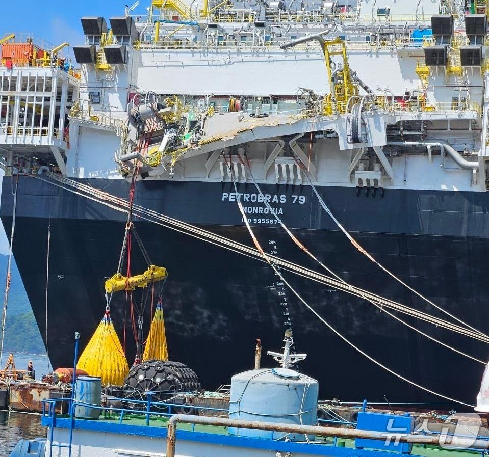 본문 이미지 - 3일 오전 11시 56분쯤 경남 거제시 한화오션 사업장 내 해양플랜트 선박 선미 상부 구조물에서 노동자가 해상으로 추락하는 사고가 발생했다. 사진은 사고 현장 모습(독자제공. 재판매 및 DB금지)