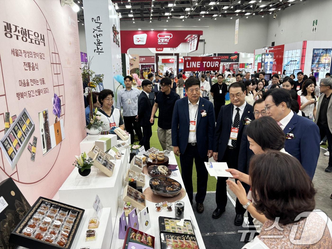 본문 이미지 - 김영문 문화경제부시장이 3일 대구전시컨벤션센터에서 열린 ‘2025 대구식품산업전’에 참가해 달빛동맹관을 살펴보고 있다.(광주시 제공. 재판매 및 DB 금지) 