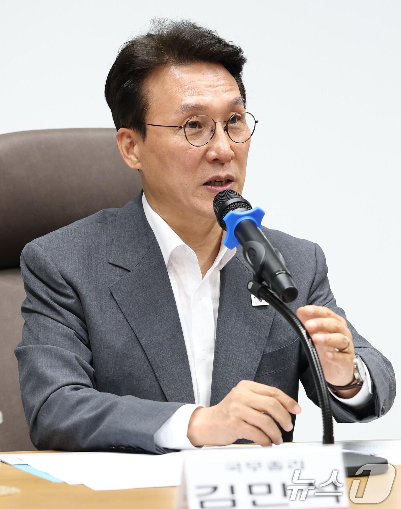 본문 이미지 - 김민석 국무총리가 3일 전북 군산시 새만금개발청을 찾아 현황 보고에 앞서 모두 발언을 하고 있다. 2025.9.3/뉴스1 ⓒ News1 유경석 기자