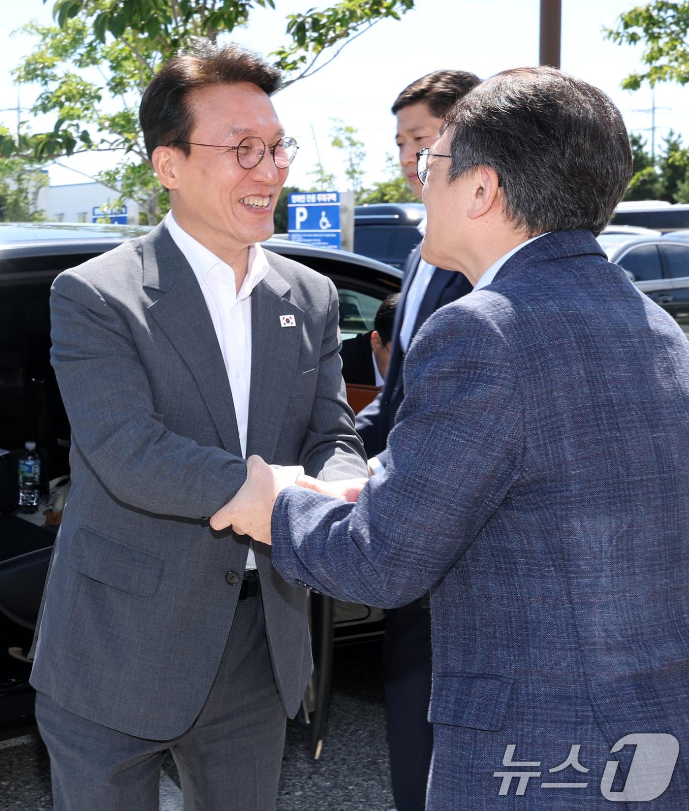 본문 이미지 - 2025년 9월 3일 김민석 국무총리가 전북 군산시 새만금개발청을 방문해 김의겸 새만금개발청장과 인사를 나누고 있다. 2025.9.3 ⓒ 뉴스1 유경석 기자