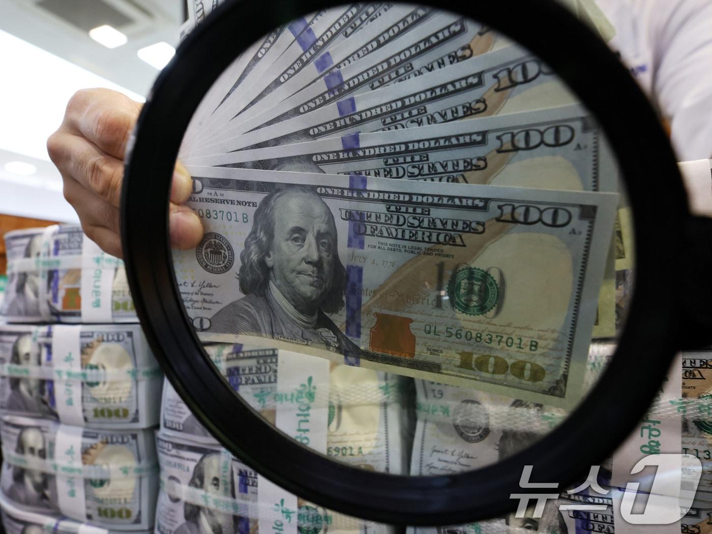 본문 이미지 - 서울 중구 하나은행 위변조대응센터에서 은행 관계자가 달러화를 정리하는 모습. &#40;자료사진&#41; /뉴스1 ⓒ News1 황기선 기자